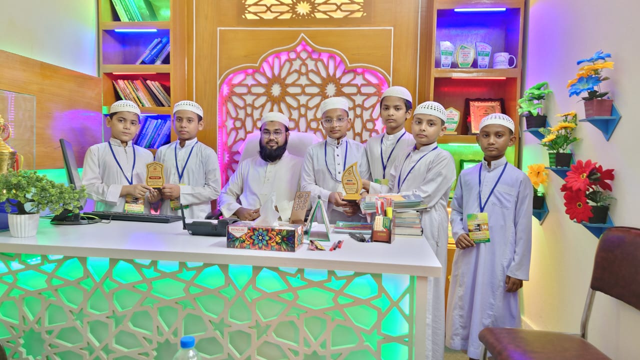 হুফফাজুল কুরআন ফাউন্ডেশন প্রতিযোগিতায় পুরস্কার প্রাপ্ত শিক্ষার্থীবৃন্দ